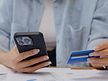 Россиян предупредили о рисках перевода зарплаты родственникам