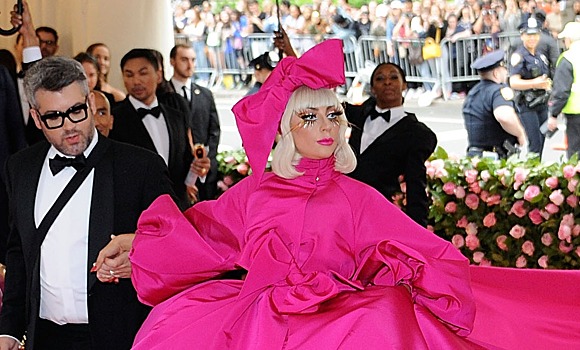 Леди Гага разделась на красной дорожке Met Gala