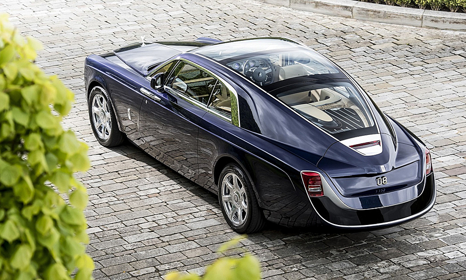 Rolls-Royce Sweptail, 12,8 млн долларов Следующую позицию в рейтинге самых дорогих машин в мире занимает Rolls-Royce Sweptail за 12,8 млн долларов. Машина дебютировала в мае 2017 года на мероприятии Concorso d’Eleganza Villa d’Este в Соединенном Королевстве. Внешний вид авто напоминает об автомобилях 1920-х — 1930- х годов. Главный дизайнер марки Жиль Тейлор заявил, что эта модель является эквивалентом высокой моды в автомобилестроении. Rolls-Royce Sweptail имеет атмосферный двигатель объемом 6,75 л