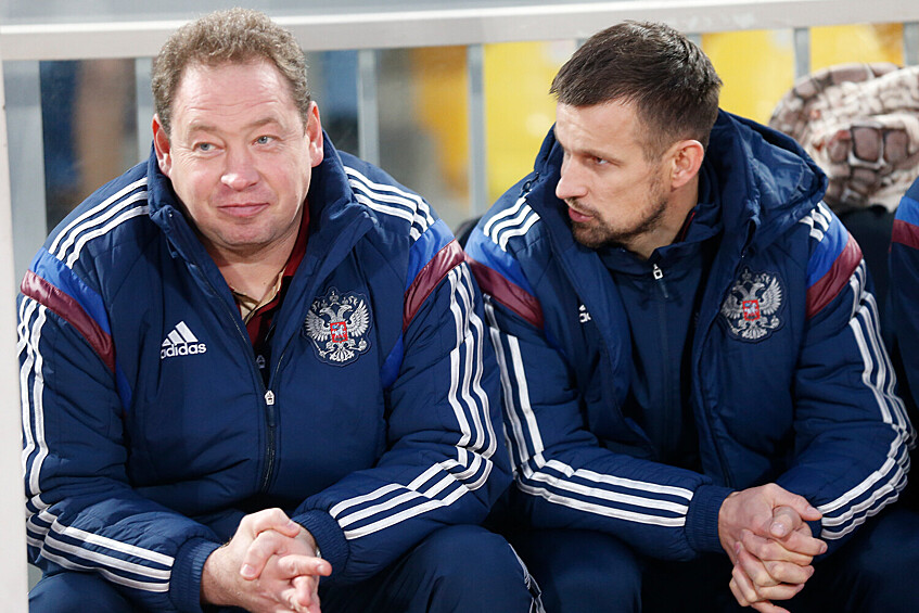 Главный тренер сборной России по футболу Леонид Слуцкий и тренер сборной Сергей Семак (слева направо) на товарищеском матче по футболу между национальными сборными командами России и Португалии, 2015 год