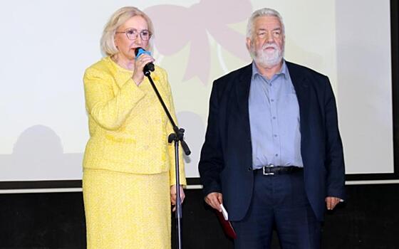 Глава Рязгордумы Татьяна Панфилова посетила два Последних звонка школьников