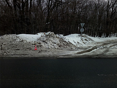В Самаре водитель "семерки" врезался в сугроб и попал в больницу