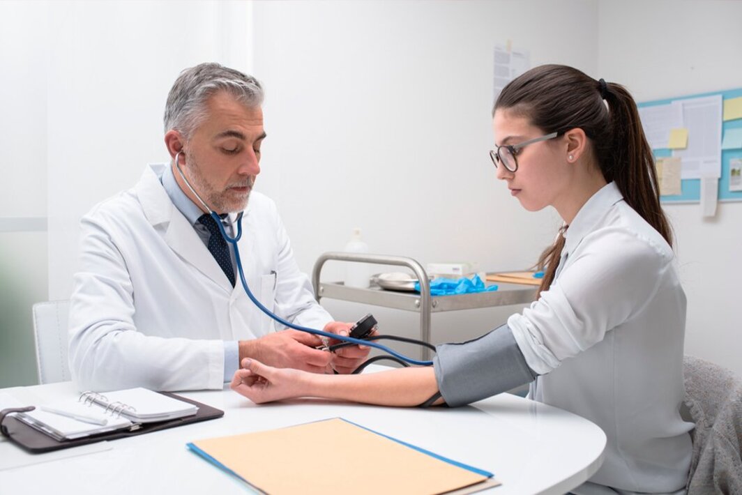 Гипертензия у пожилых. Измерение артериального давления. Пациент с аг. Артериальная гипертензия у взрослых и детей. Гипертоник.