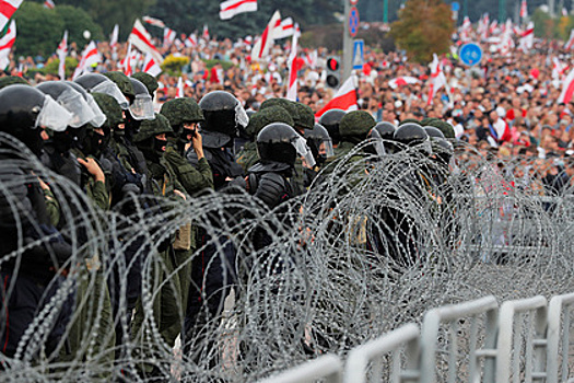 Протестующие попытались пойти на штурм резиденции Лукашенко в Минске