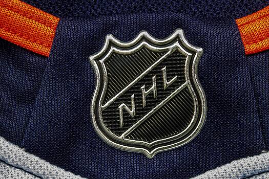 Судью НХЛ унесли на носилках после столкновения с хоккеистом