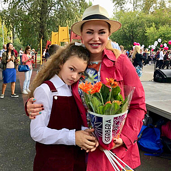 10-летняя дочь Аллы Довлатовой дала первый звонок на школьной линейке