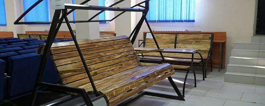 В Кировской колонии осужденные начали создавать садовую мебель