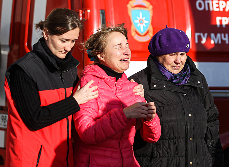 Психолог МЧС помогает родственникам пассажиров рейса 9268 в аэропорту "Пулково", где должен был приземлиться потерпевший катастрофу лайнер Airbus-321 авиакомпании "Когалымавиа", 2015 год