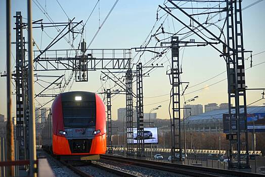 Поезд протаранил легковой автомобиль в Москве