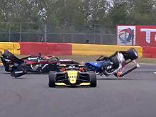 Formula Renault: Двойное сальто на финише
