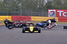 Formula Renault: Двойное сальто на финише