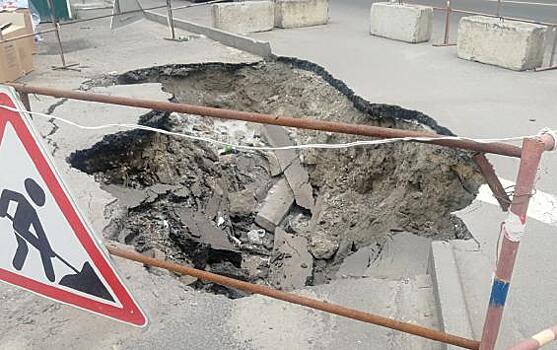 Провал на Харьковской превращается в мусорную яму