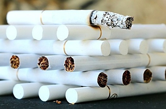 В Латвии предложили запретить платить наличными за сигареты и спиртное
