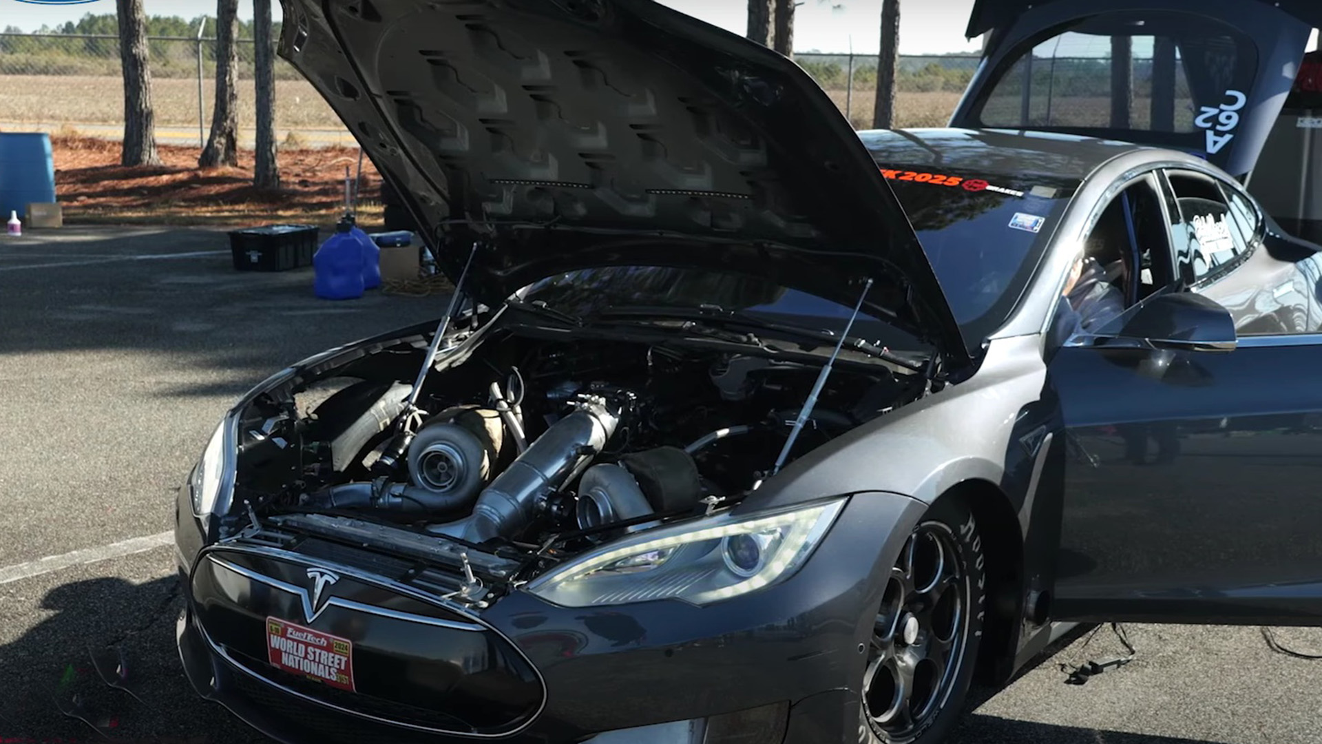 Tesla Model 3 оборудовали 9,2-литровым бензиновым V8 мощностью 1700 л.с. - EuroPress.news