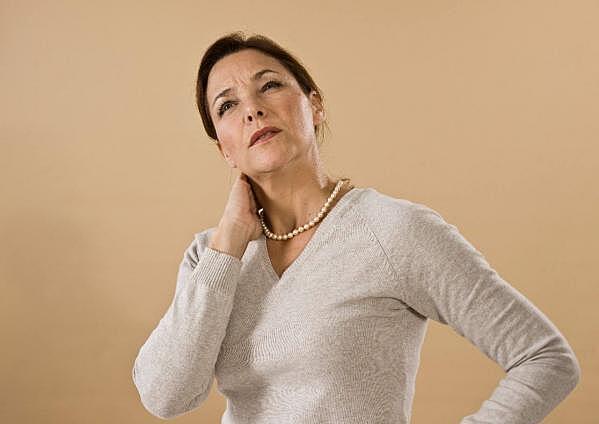 Врач-остеопат назвала неочевидные причины боли в шее