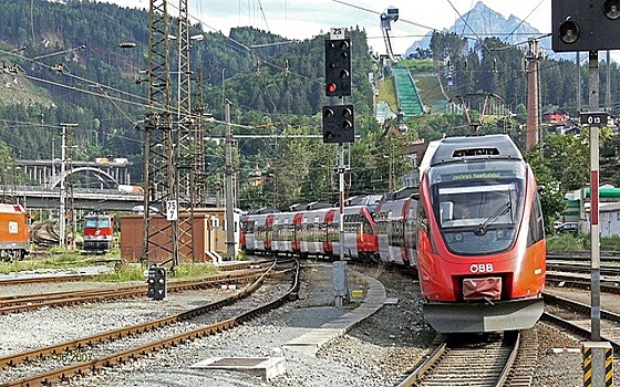 Пьяница едва не попал под поезд и блокировал движение в Форарльберге