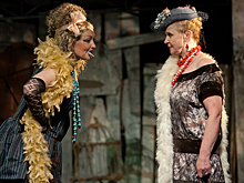 В костромском драмтеатре заслуженных артисток впервые уговорили сыграть в сказке