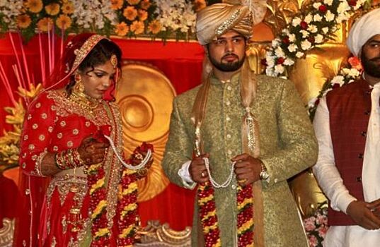 Индийским невестам подарили биты для защиты от пьяных мужей