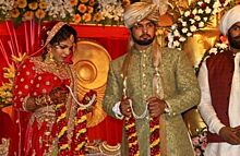 Индийским невестам подарили биты для защиты от пьяных мужей