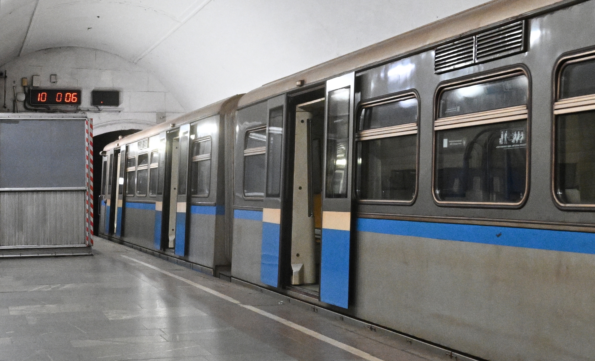 Пьяный москвич прокатился на хвостовой части поезда в метро