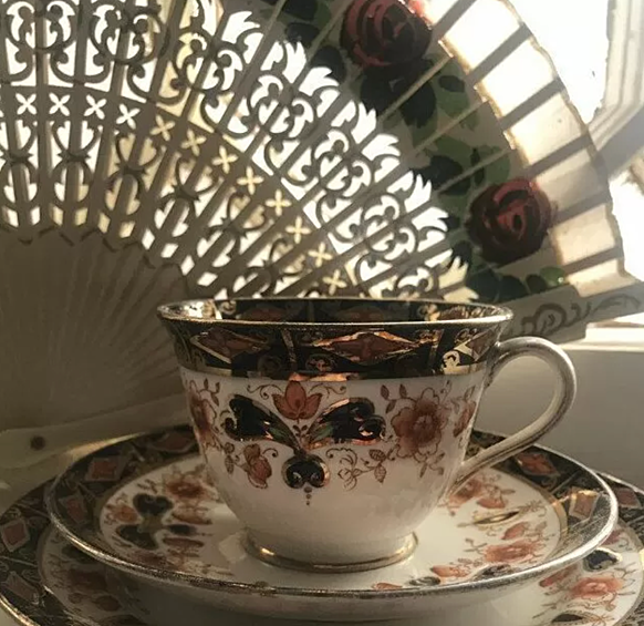 «Чайная чашка, принадлежавшая моей бабушке. Когда я была маленькой, мне не разрешалось трогать эту чашку, а теперь я могу это делать в любой момент»