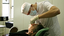 Стоматологи рассказали, как отбелить зубы углем в домашних условиях