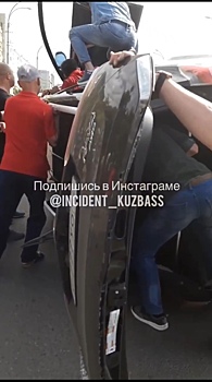 Очевидцы опубликовали кадры последствий ДТП с перевертышем в Кемерове