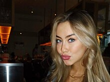 Внучка Маслякова снялась в мини-платье с сумкой за три миллиона рублей