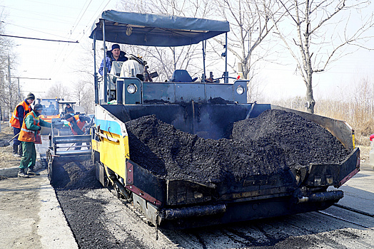 Проезду по Хабаровску мешают асфальтоукладчики