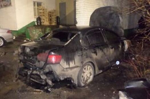 Ночью в Архангельске подожгли автомобиль
