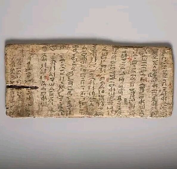 4000-летняя доска для письма египетского студента с орфографическими исправлениями учителя, выделенными красным цветом.
