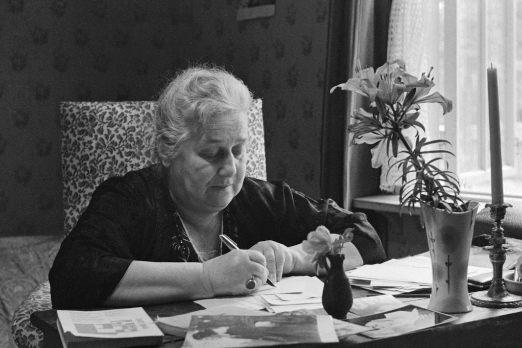 Росархив сообщил о трех письмах Ахматовой Сталину об освобождении родных