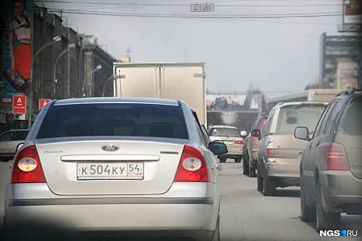 Утро не задалось: водители встали в глухую пробку от Титова до Димитровского моста