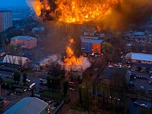 МЧС сообщило об обрушении горящего в Москве склада газовых баллонов