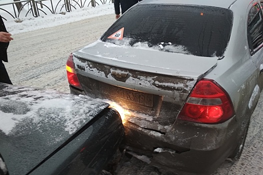 В Екатеринбурге после массового ДТП ищут "бешеную" Lada с фальшивыми номерами