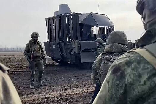 В зоне СВО заметили БМП-2М с резиновым «мангалом»