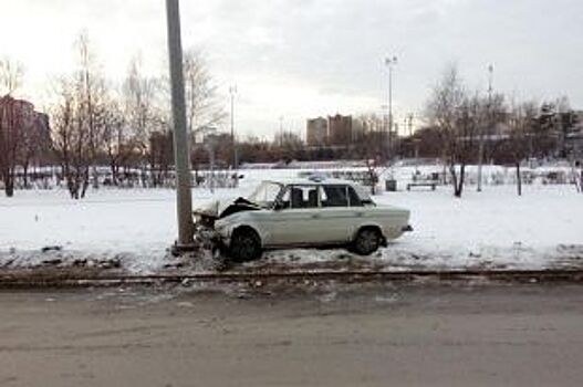 В Дзержинском районе Перми ВАЗ врезался в столб