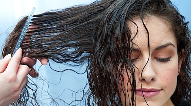Как обращаться с мокрыми волосами, чтобы не повредить их