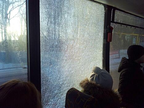 В автобусе гурьевского направления разбитое стекло заклеили скотчем