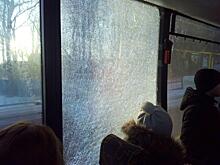 В автобусе гурьевского направления разбитое стекло заклеили скотчем