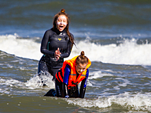 В Зеленоградске для детей-инвалидов провели занятия по сёрфингу