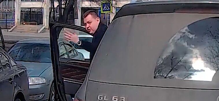 Внедорожник встал между «скорой» и детьми