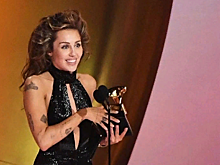 Стало известно, что «голое» платье для Майли Сайрус делали 675 часов