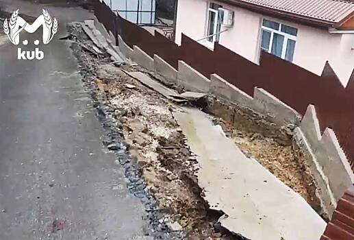 В российском селе незаконная стройка привела к угрозе оползней