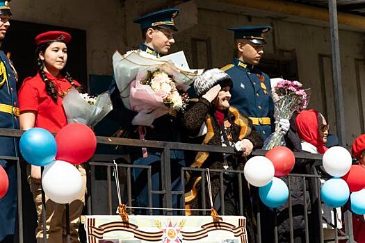 Ветеранов Якутска поздравили с Днем Победы ежегодной акцией «Поем двором»