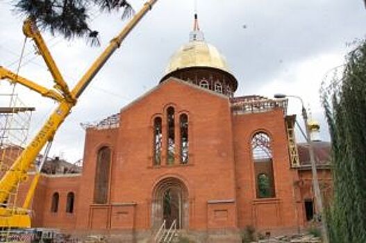 В Майкопе поднят главный купол строящегося Успенского кафедрального собора