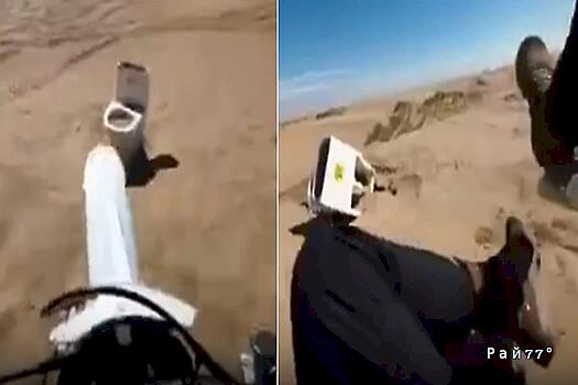 Унитаз неожиданно оказался на пути у мотоциклиста в пустыне