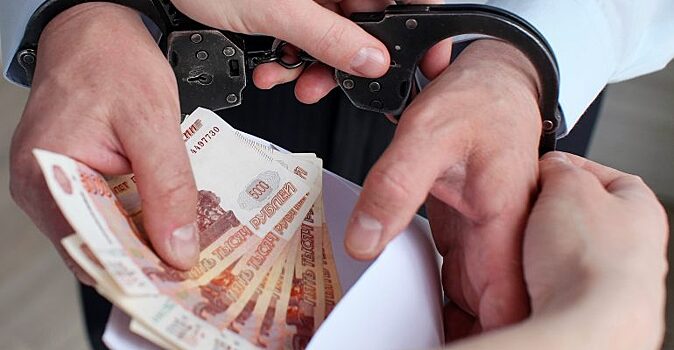 Томский сотрудник банка арестован за взятки от предпринимателя
