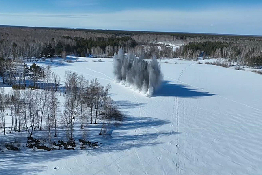 Специалисты инженерно-саперного подразделения РВСН в Новосибирской области провели подрыв льда на Оби для защиты населенных пунктов от паводков