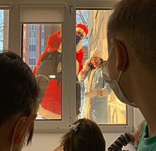 Юных пациентов Центра детской хирургии в Оренбурге поздравил Дед Мороз альпинист